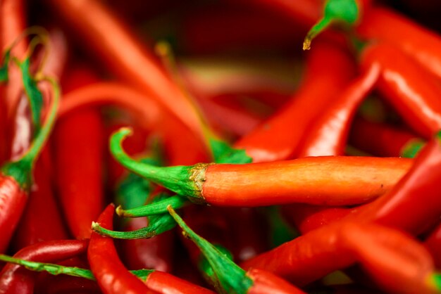 Fotografía completa de pimienta roja para la venta en el puesto del mercado