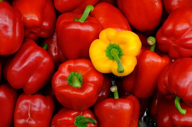 Fotografía completa de pimientos rojos en el mercado