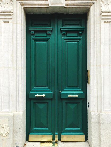 Foto fotografía completa de la puerta cerrada del edificio