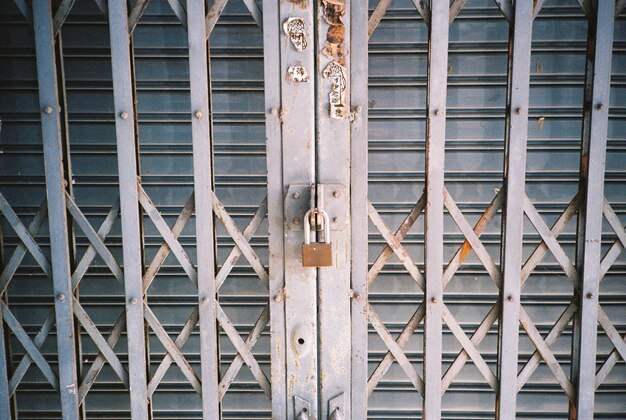 Foto fotografía completa de la puerta de metal cerrada del edificio