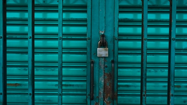 Fotografía completa de una puerta de metal cerrada