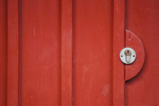 Fotografía completa de la puerta roja