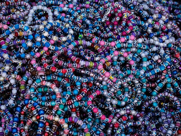 Fotografía completa de pulseras de colores en el mercado