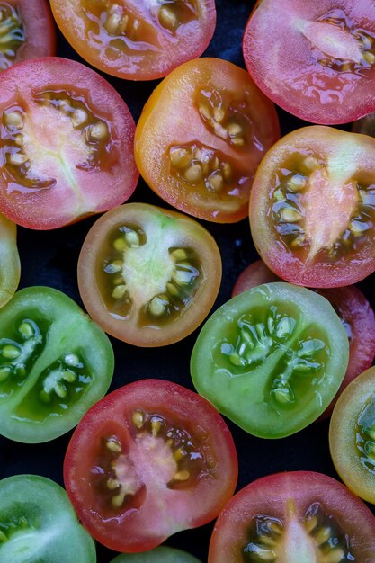 Foto fotografía completa de las rebanadas de tomate dispuestas en la mesa