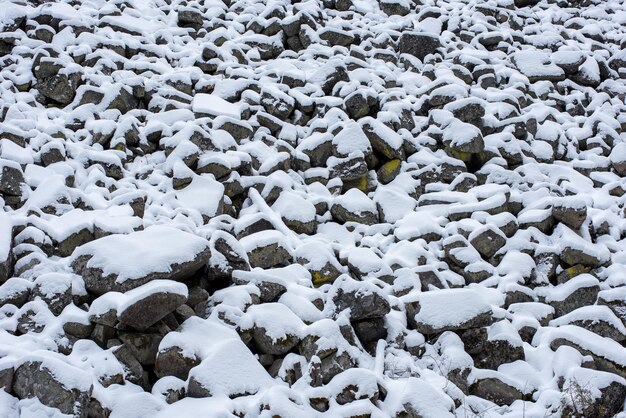 Foto fotografía completa de las rocas cubiertas de nieve