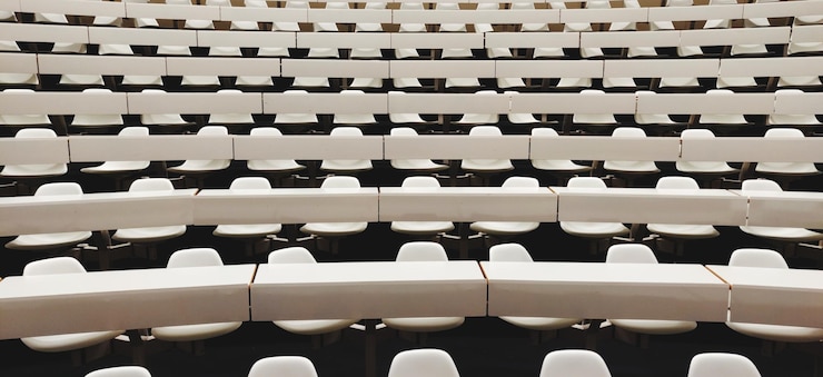Foto fotografía completa de las sillas vacías en el auditorio