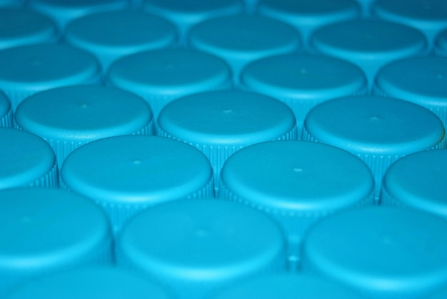 Fotografía completa de las tapas azules de las botellas