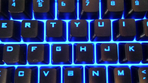 Foto fotografía completa de un teclado de computadora iluminado