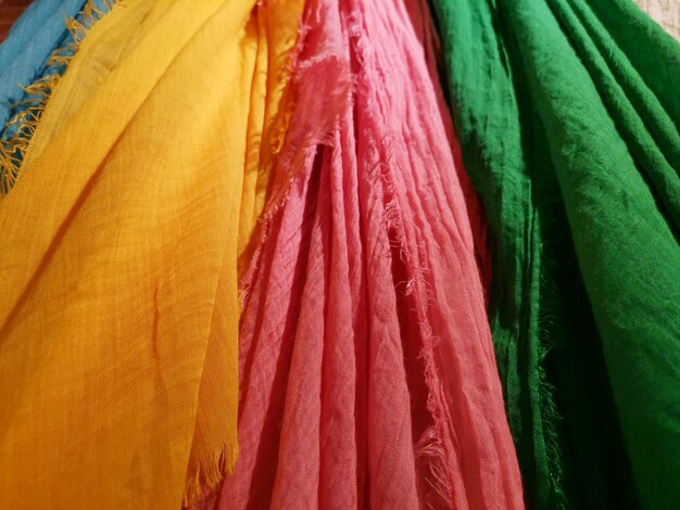 Fotografía completa de textiles multicolores en el mercado