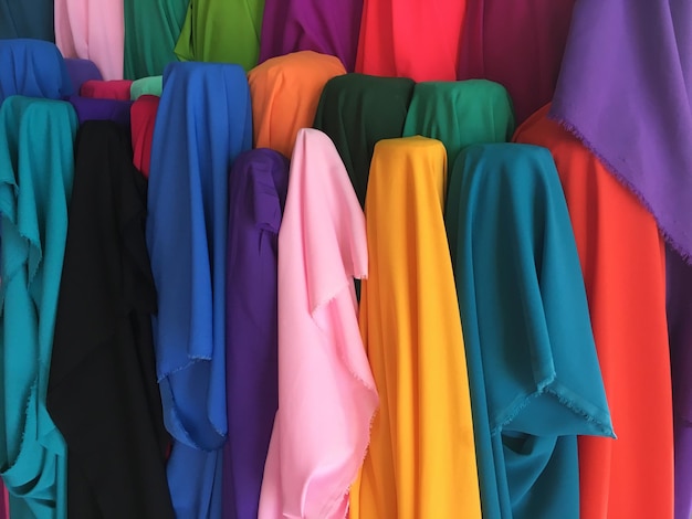 Foto fotografía completa de textiles multicolores para la venta en la tienda