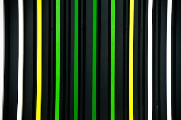 Foto fotografía completa de una valla de colores contra un fondo negro