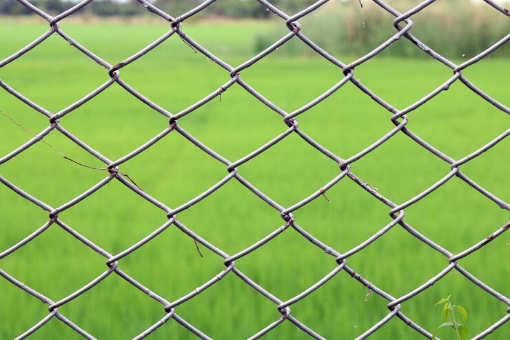 Foto fotografía completa de la valla de enchaines contra el campo de hierba