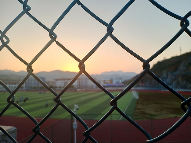 Foto fotografía completa de la valla de enchaines contra el cielo durante la puesta de sol