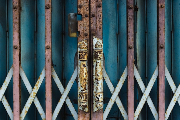 Foto fotografía completa de una valla de metal oxidado