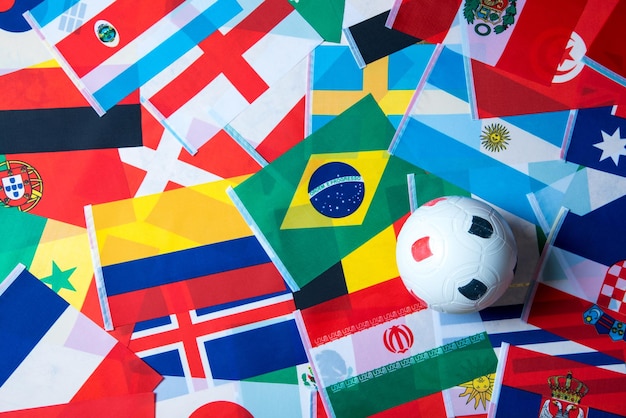 Fotografía completa de varias banderas de colores con una pelota