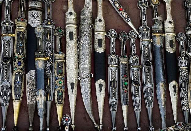 Fotografía completa de varias espadas para la venta