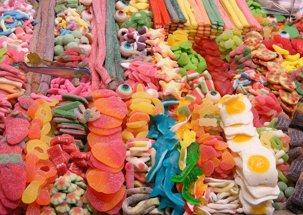 Fotografía completa de varios dulces de colores en el mercado