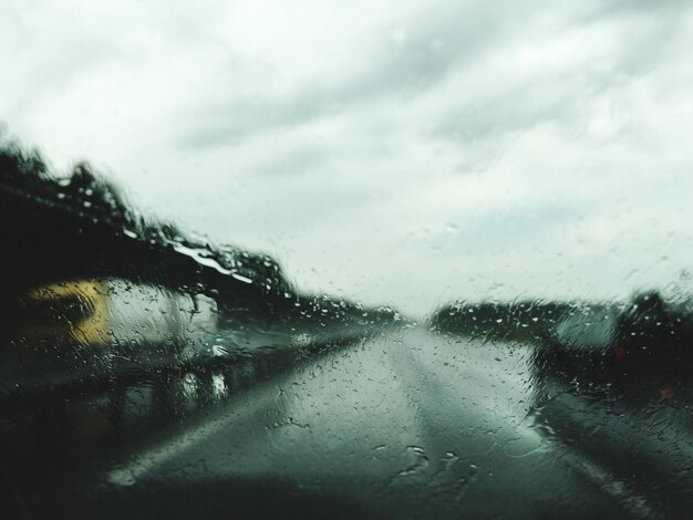 Foto fotografía completa de una ventana de coche mojada en la temporada de lluvias