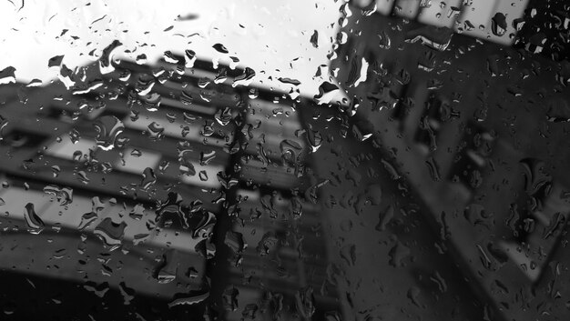 Fotografía completa de una ventana húmeda en la temporada de lluvias