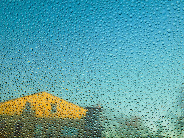 Fotografía completa de una ventana húmeda en la temporada de lluvias