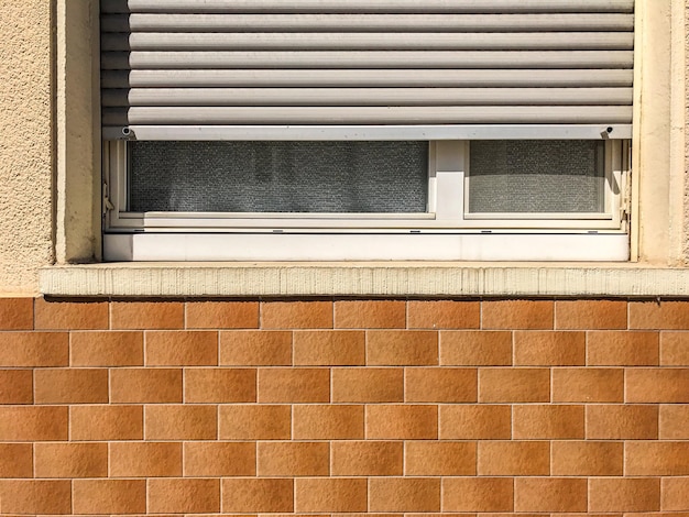 Foto fotografía completa de una ventana con persianas en la pared