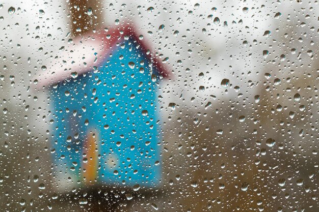 Fotografía completa de una ventana de vidrio húmedo en la temporada de lluvias