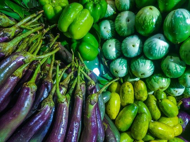 Foto fotografía completa de verduras en el puesto del mercado