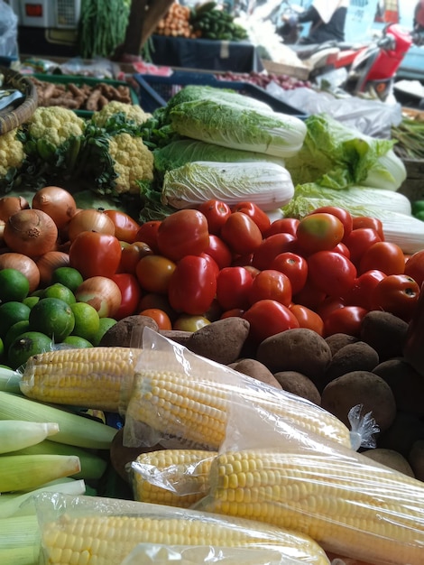 Foto fotografía completa de verduras para la venta en el puesto del mercado