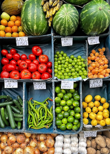 Foto fotografía completa de verduras para la venta en el puesto del mercado