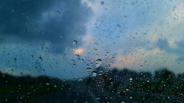 Fotografía completa de vidrio mojado contra el cielo bajo la lluvia