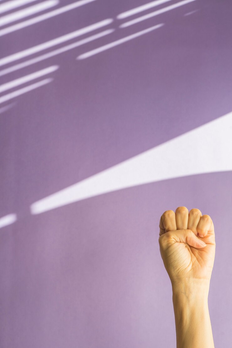 Foto fotografía conceptual del día de la mujer en fondo morado