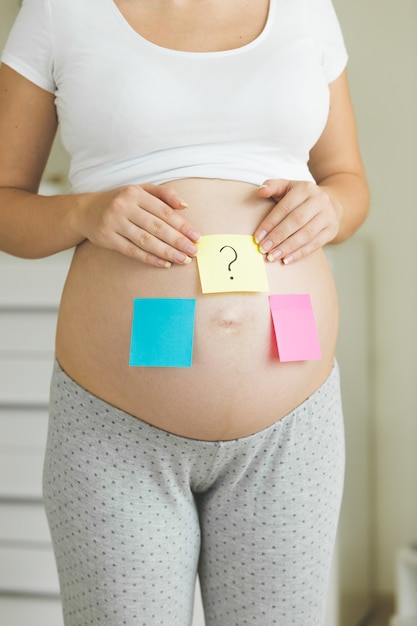 Fotografía conceptual de la mujer embarazada pensando en el futuro género del bebé