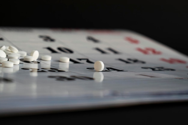 Fotografía conceptual con pastillas. Píldoras blancas sobre un fondo de calendario.