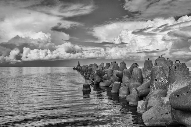 Fotografía de contraste en blanco y negro con hermosos rompeolas