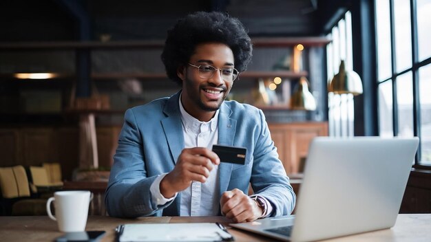 Fotografía cortada de un hombre de negocios afroamericano pagando con tarjeta de crédito en línea