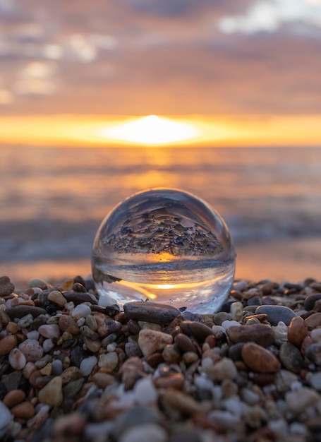 Fotografía creativa de bola de lente de cristal de la puesta de sol.