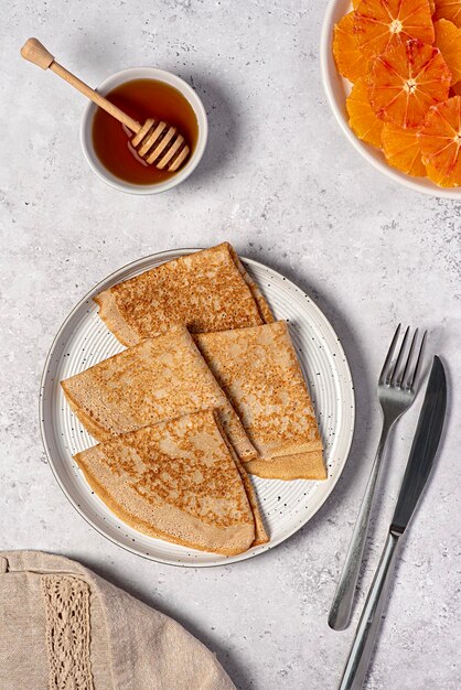 Fotografía de crepes con naranjas sangrientas