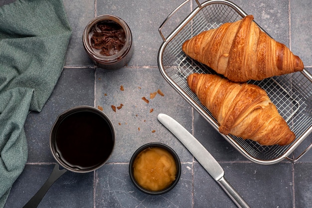 Fotografía de croissant y café.