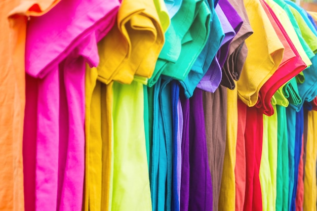 Foto fotografía de cuadro completo de una camiseta multicolor para la venta en el mercado