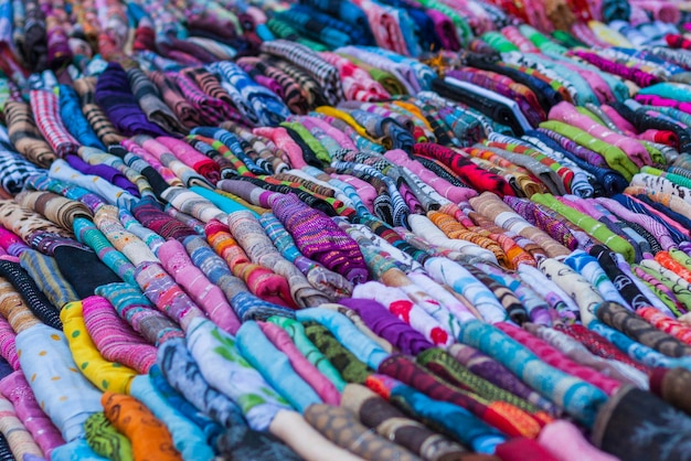 Fotografía en cuadro completo de textiles multicolores