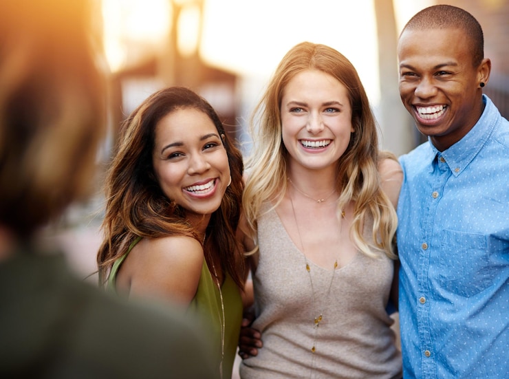 Foto fotografia da cidade e grupo de amigos com sorriso abraço e diversidade em férias de aventura de viagem ao ar livre juntos homem mulheres e memória digital de pessoas felizes se unindo em férias urbanas com abraço