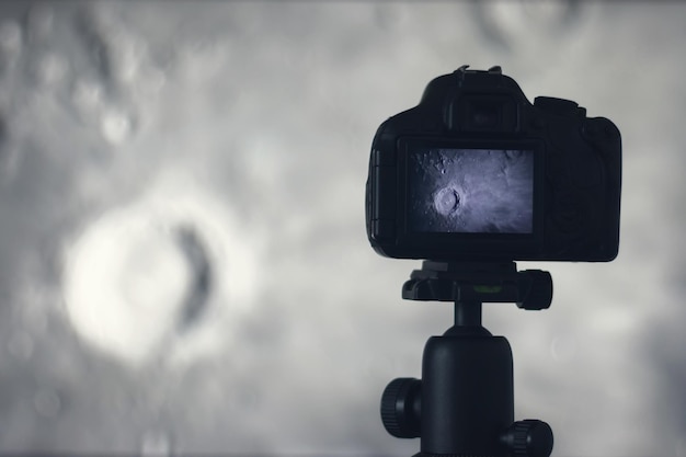 Fotografia da lua. Câmera com tripé para captura da lua. Cratera lunar Copernicus Montes Carpatus