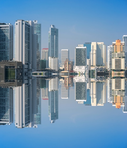 Fotografia da reflexão da construção do negócio no distrito financeiro de tailândia.