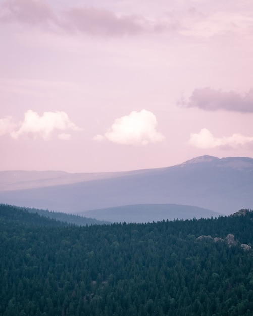 Fotografia das montanhas e do céu