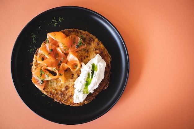 Fotografia de alimentos. Almoço apetitoso com salmão e batatas