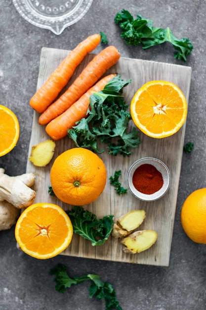 Fotografia de alimentos com laranja e cenoura frescas