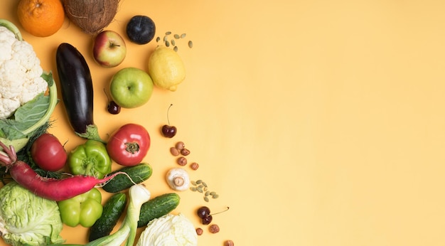Fotografia de alimentos diferentes frutas e legumes isolados de fundo amarelo Copiar espaço