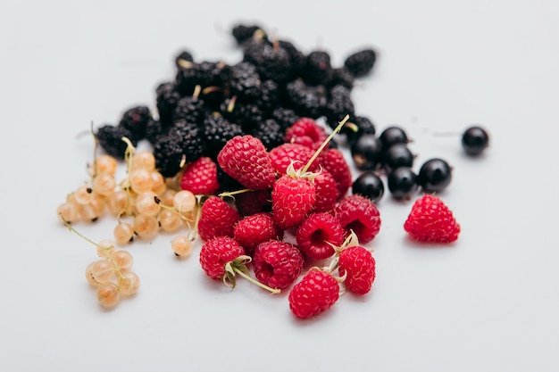 Fotografia de alimentos. Uma variedade de frutas sobre um fundo branco