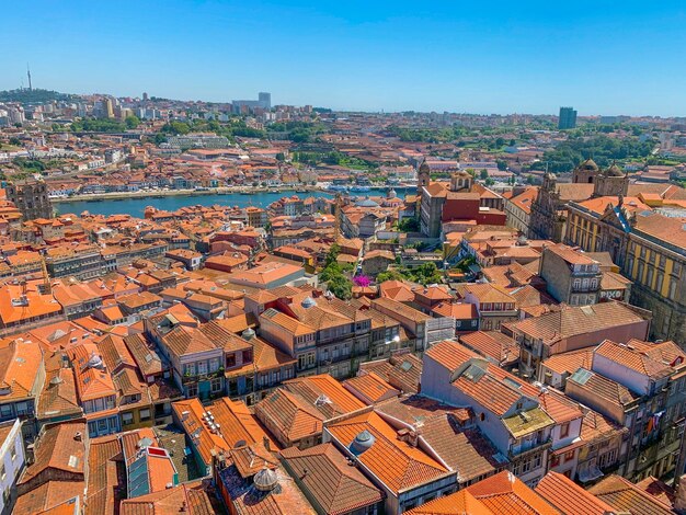 Foto fotografia de alto ângulo da cidade velha do porto e do rio duero, em portugal