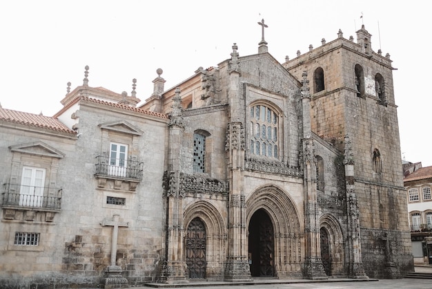 Fotografia de baixo ângulo da Catedral de Lamego, em Portugal, conceito de religião